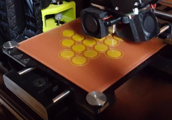 Printing the 3D yellow chess set