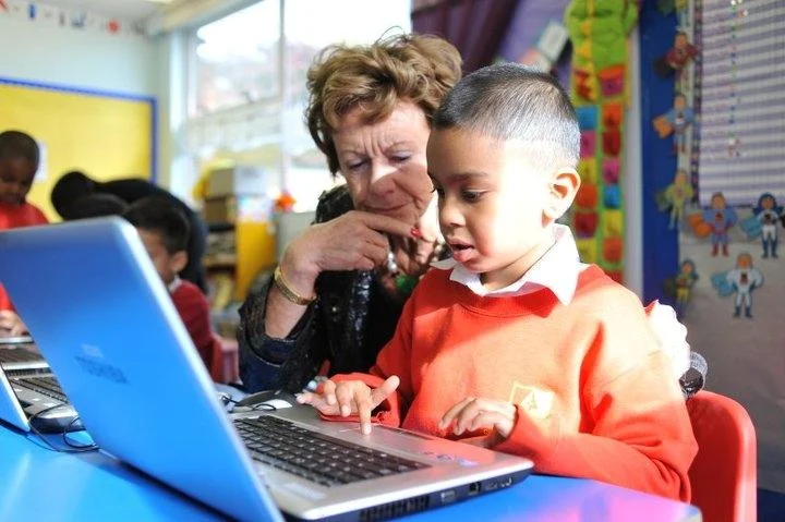 Neelie Kroes in school with children