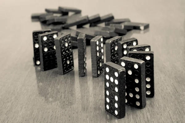 Falling dominoes